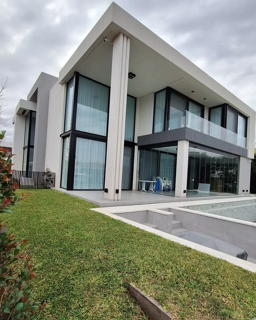Frente con ventanales de piso a techo — aberturas de aluminio fabricadas e instaladas por NG Aberturas